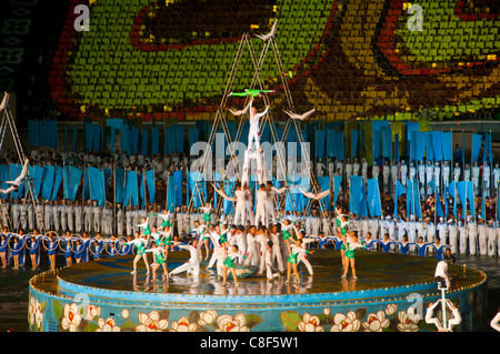 Danseurs et acrobates au Airand, festival des jeux de masse à Pyongyang, en Corée du Nord Banque D'Images