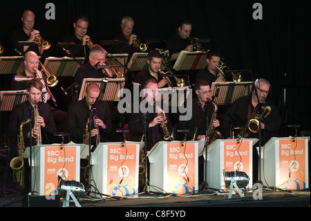 BBC Big Band cuivres jouant sur scène à Brecon Jazz Festival 2011 Banque D'Images