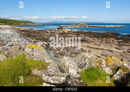 La côte est de la péninsule Kintyre, au nord de Peninver, Argyll & Bute, en Écosse, au Royaume-Uni, qui est en face de l'île d'Arran Banque D'Images