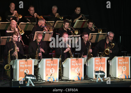 BBC Big Band cuivres jouant sur scène à Brecon Jazz Festival 2011 Banque D'Images