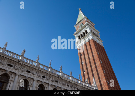 Le campanile de la place Saint-Marc Venise prises à un angle. Banque D'Images