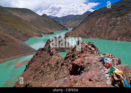 Drapeaux de prière au-dessus d'un lac artificiel à proximité du col Karo-La, Tibet, Chine Banque D'Images