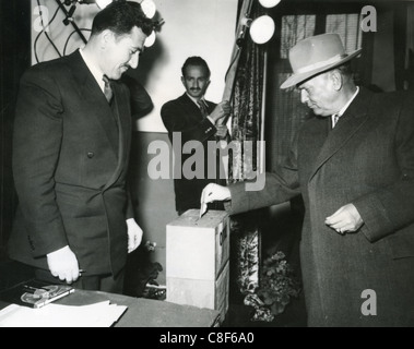 JOSIP BRIZ TITO (1892-1980) en tant que président de la Yougoslavie jette son vote dans les élections législatives du 22 novembre 1953 Banque D'Images