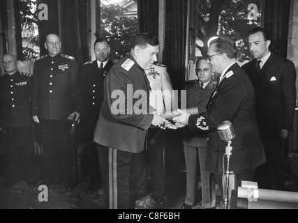 JOSIP BRIZ TITO (1892-1980) avec des officiers de l'armée russe à propos de 1946 Banque D'Images