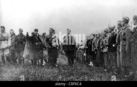 JOSIP BRIZ TITO (1892-1980) avec l'examen du bras de Yugolslavia Partisans PENDANT LA SECONDE GUERRE MONDIALE Banque D'Images