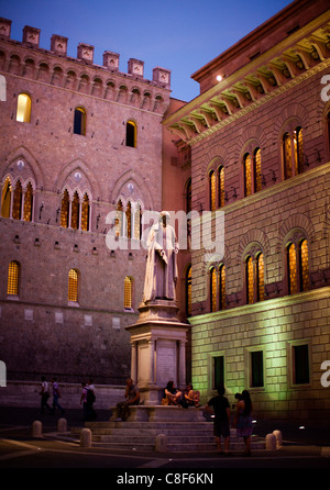 La statue d'Salusto Bandini dans la Piazza Salimbeni. Sienne, Toscane, Italie. Banque D'Images