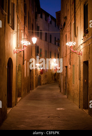 Les ruelles de Sienne dans la soirée. La toscane, italie. Banque D'Images