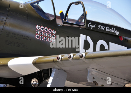 Peedball 'Alice', P-51D Mustang WW2 le roulage des avions de chasse de l'aéroport à Nampa Banque D'Images