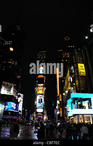 Tarmac pluvieux nuit coup de gratte-ciel à la façade de verre néon, Minskoff Theatre, fois, 7e Avenue, Times Square, New York Banque D'Images