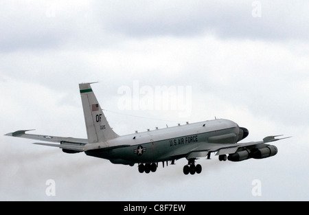 Un avion de reconnaissance RC-135 Rivet Joint', 'affecté à la 398th Air Expeditionary Group, décolle Banque D'Images