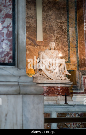 La Pietà de Michel-Ange dans la basilique Saint-Pierre de Rome Vatican intérieur Banque D'Images