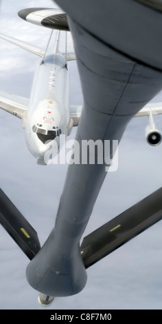 Un E-3 Sentry Airborne warning and control systems approche un KC-135 Stratotanker pour transformation en Banque D'Images