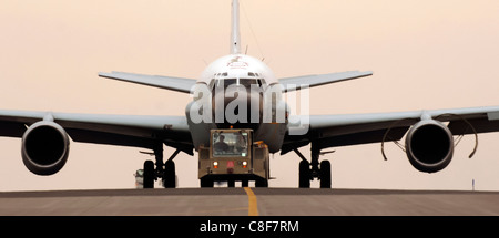 Un RC-135 Rivet avion de reconnaissance conjointe est remorqué Banque D'Images