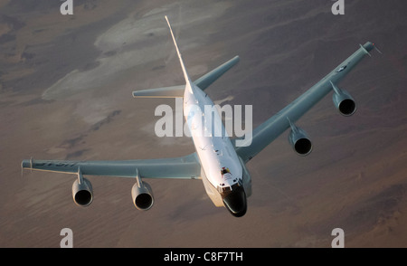 Un RC-135 Rivet Joint vole au-dessus de l'Afghanistan Banque D'Images