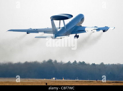 Un E-3 Sentry prend son envol dans le cadre de l'exercice Thunder Fer 7 février chez Shaw Air Force Base, L.C. Banque D'Images