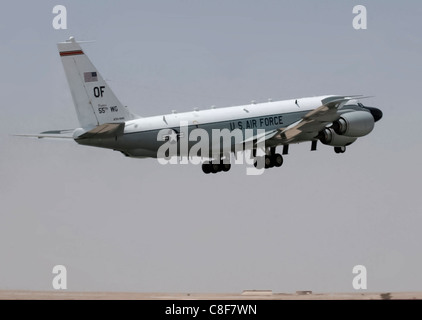 Un RC-135 Rivet Joint à partir de la 379e escadre expéditionnaire aérienne s'envole pour une mission le 20 mars dans le sud-ouest de l'Asie. Banque D'Images
