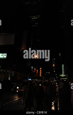 Photo de nuit cochon néon vert n' Sifflet, Langan's Irish Pub, Bar, Restaurant Derviche West 47th Street, Times Square, New York Banque D'Images