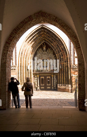 Les touristes, des moulures de style Baroque porte sur la Nikolaikirche (St. Nicholas' Church) à Stralsund, Mecklenburg-Vorpommern, Allemagne Banque D'Images