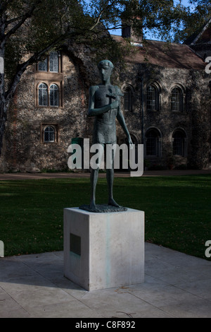 Statue de Saint Edmund à Bury St Edmunds, Suffolk. La statue de Dame Elisabeth Frink, a été mise en service en 1974. Banque D'Images