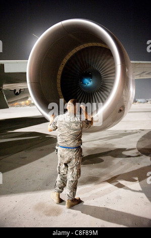 Le s.. Michael Palmer inspecte un RC-135V/W Mixte Rivet pour les dommages après qu'il est revenu d'une mission Banque D'Images