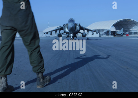 Attack Squadron 513 Marine explosées technicien prépare son AV-8B Harrier pour une évolution sur la piste d'armement Banque D'Images