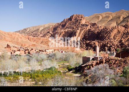 Le Maroc, l'Afrique du Nord, d'Afrique, le sud du Maroc, atlas, les montagnes, les montagnes, les gorges du Dadès, vallée, village Banque D'Images