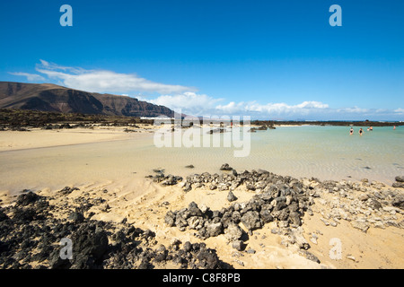 Bajo de los Sables plage près de Orzola au nord est de l'île, Lanzarote, Îles Canaries Espagne, de l'Atlantique Banque D'Images