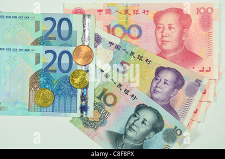 Euro et Yuan chinois, les billets de banque et pièces en euros. Banque D'Images