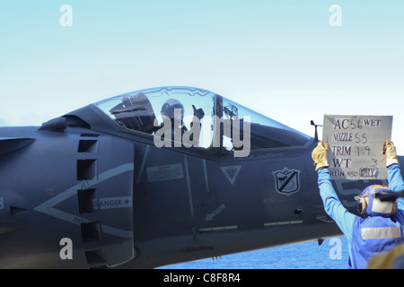 Pilote d'un Harrier AV-8B, avec Marine Attack Squadron 214, 31e Marine Expeditionary Unit donne un coup de pouce, Banque D'Images