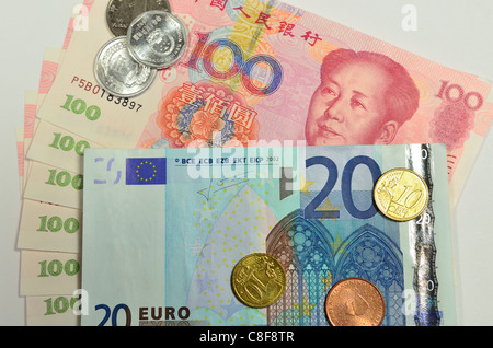 Euro et Yuan chinois, les billets de banque et pièces en euros. Banque D'Images