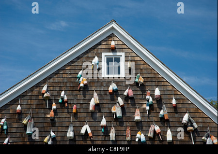 Les bouées en bois peint sur un bâtiment de bardeaux à Sag Harbor, Long Island, État de New York, États-Unis d'Amérique Banque D'Images