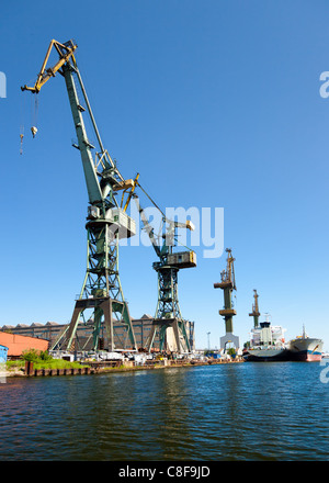 En attente d'un navire au port de Gdansk, Pologne. Banque D'Images