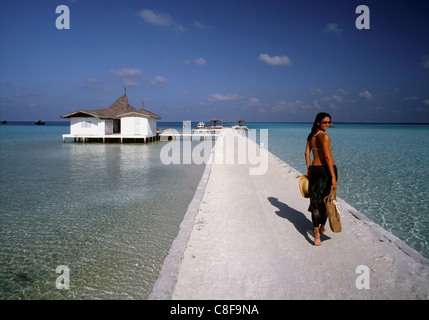 Femme sur la jetée de l'atoll d'Rhiveli, Maldives, océan Indien Banque D'Images