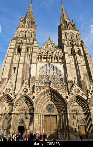 Façade occidentale de la Cathédrale Notre-Dame, datant du 12e et 13e siècles, Bayeux, Calvados, Normandie, France Banque D'Images