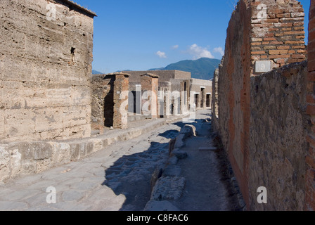 L'une des rues principales dans les ruines de l'époque romaine de Pompéi, site classé au Patrimoine Mondial de l'UNESCO, Campanie, Italie Banque D'Images