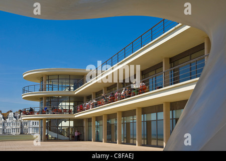 Scène en plein air pour les représentations et l'extérieur de la De La Warr Pavilion, Bexhill on Sea, East Sussex, Angleterre, Royaume-Uni Banque D'Images