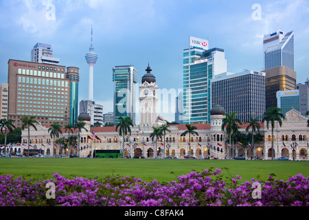 La Malaisie, Asie, Kuala Lumpur, ville, ville, place Merdeka, Skyline, parc, fleurs, violet, pâtés de maisons, immeubles de grande hauteur, t Banque D'Images