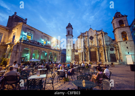 Les repas à l'extérieur, la cathédrale de San Cristobal, Plaza de la Catedral, Habana Vieja, la vieille ville classée au Patrimoine Mondial de l'UNESCO, La Havane, Cuba Banque D'Images