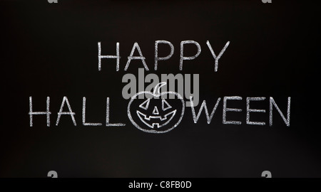 Happy Halloween faites avec craie blanche sur un tableau noir. Banque D'Images