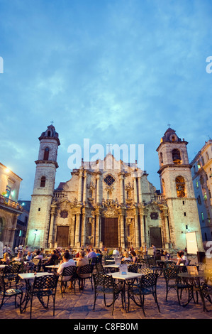 Les repas à l'extérieur, la cathédrale de San Cristobal, Plaza de la Catedral, Habana Vieja (vieille ville, site du patrimoine mondial de l'UNESCO, La Havane, Cuba Banque D'Images