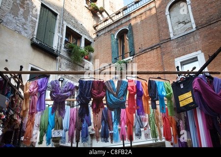 Vente de foulards, Venise, Italie Banque D'Images