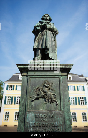 Statue de Ludwig van Beethoven devant le bureau de poste, Bonn, Rhénanie du Nord Westphalie, Allemagne Banque D'Images