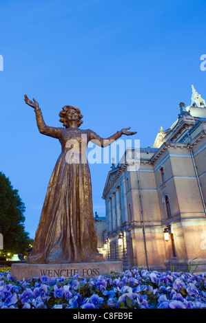 Statue de Wenche Foss en dehors du Théâtre National, Oslo, Norvège, Scandinavie Banque D'Images