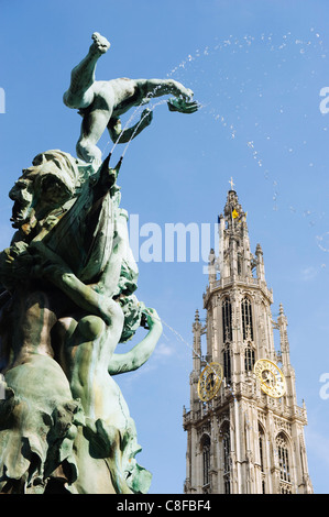 Tour de Onze Lieve Vrouwekathedraal baroque et la fontaine Brabo, Grote Markt, Anvers, Flandre orientale, Belgique Banque D'Images