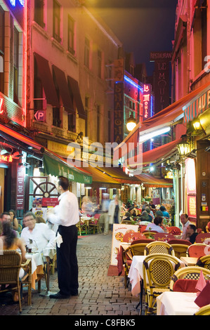 Des repas en plein air dans la rue étroite de restaurants, Bruxelles, Belgique Banque D'Images