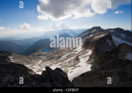 Vue depuis le pic de l'Aneto, à 3404m le plus haut sommet dans les Pyrénées, Espagne Banque D'Images