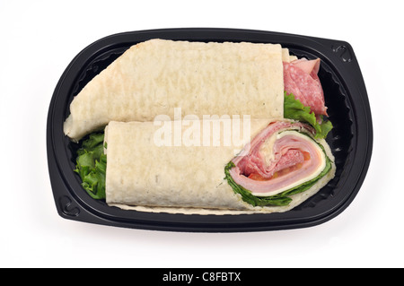 La charcuterie italienne wrap ou roll-up avec laitue fromage sandwich & tomatoin d'aller noir sur fond blanc de conteneurs, cut out. USA Banque D'Images