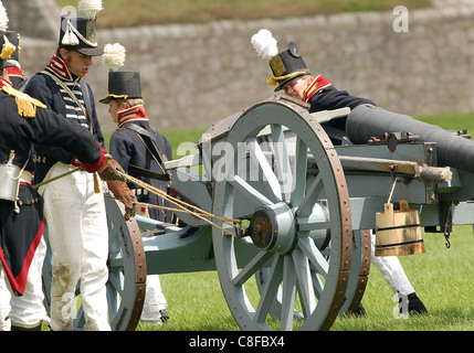 Photo de la siège du fort Érié Guerre de 1812 reconstitution de la bataille, un équipage d'artillerie se déplace leur cannon sur le terrain Banque D'Images