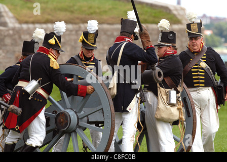 Photo de la siège de Fort Érié, guerre de 1812, une reconstitution de la bataille de l'équipage d'artillerie américaine prépare leur canon. Banque D'Images