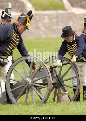 Photo de la siège de Fort Érié, guerre de 1812, une reconstitution de la bataille de l'équipage d'artillerie américaine prépare leur canon. Banque D'Images